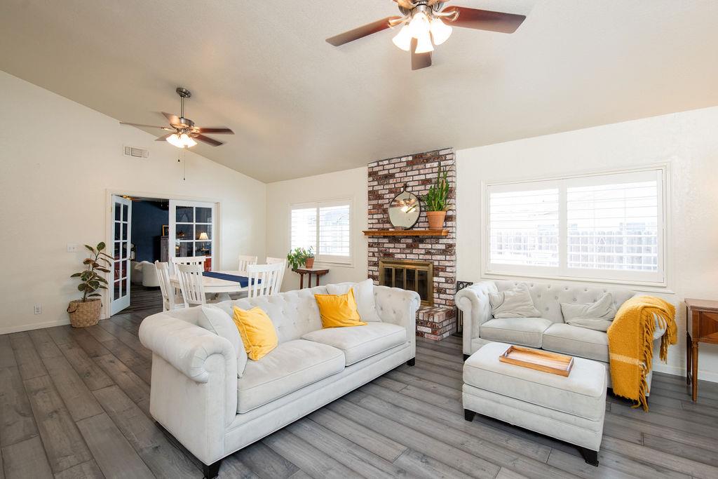 512 Thompson Way, Escalon, CA 95320
