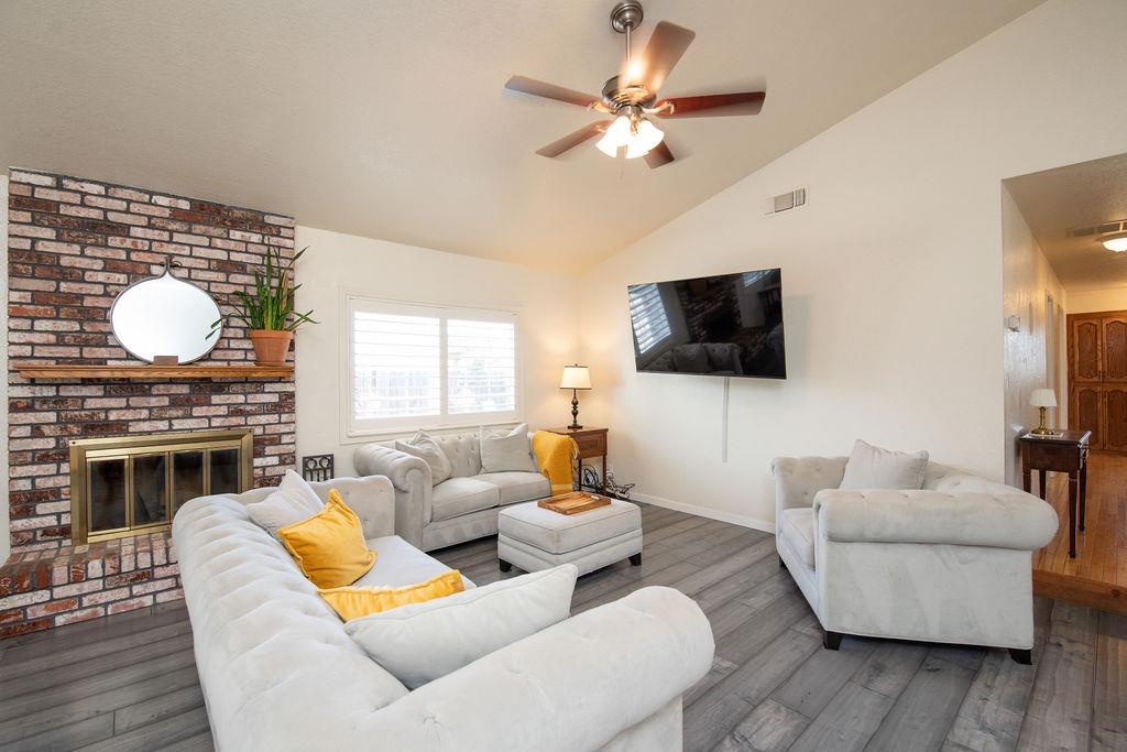 512 Thompson Way, Escalon, CA 95320