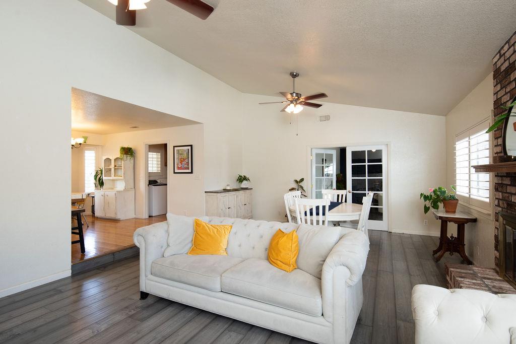 512 Thompson Way, Escalon, CA 95320