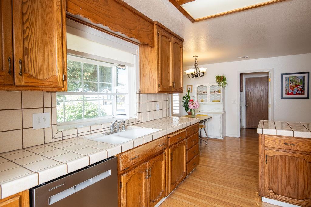 512 Thompson Way, Escalon, CA 95320