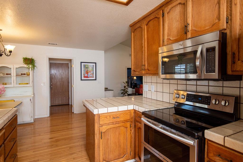 512 Thompson Way, Escalon, CA 95320