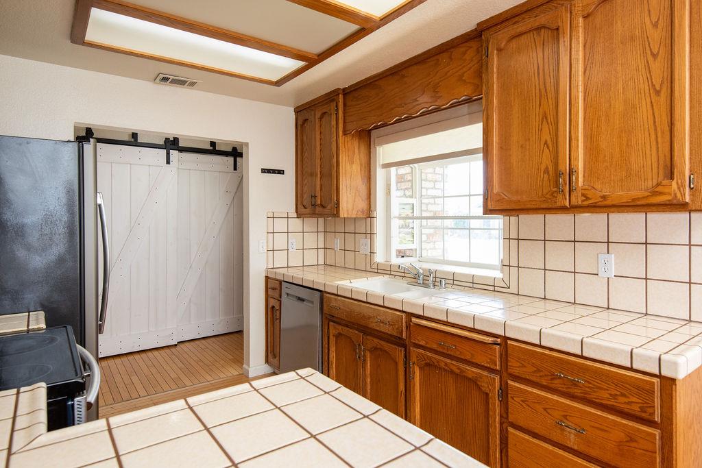 512 Thompson Way, Escalon, CA 95320