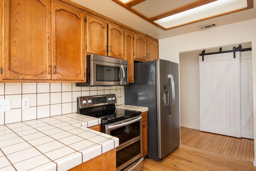 512 Thompson Way, Escalon, CA 95320