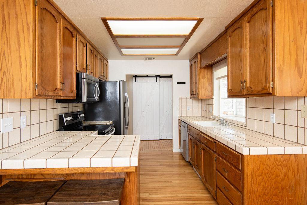 512 Thompson Way, Escalon, CA 95320