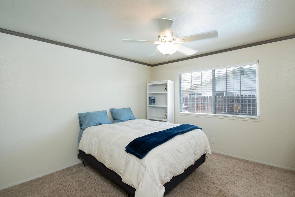 512 Thompson Way, Escalon, CA 95320