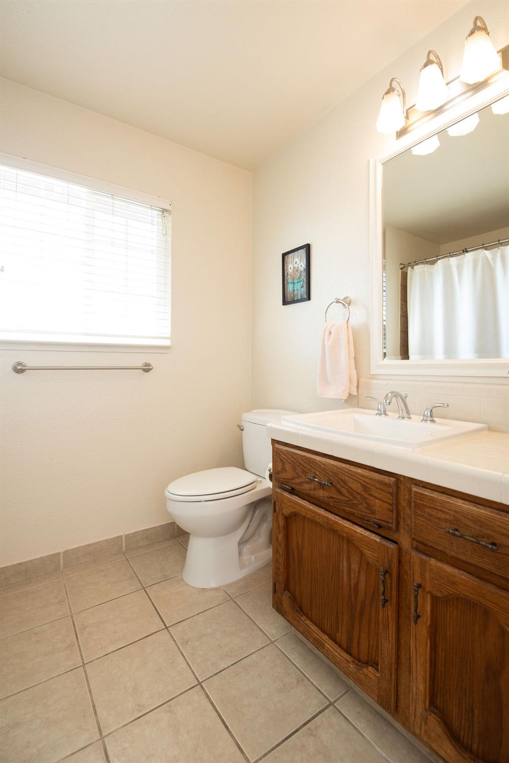 512 Thompson Way, Escalon, CA 95320