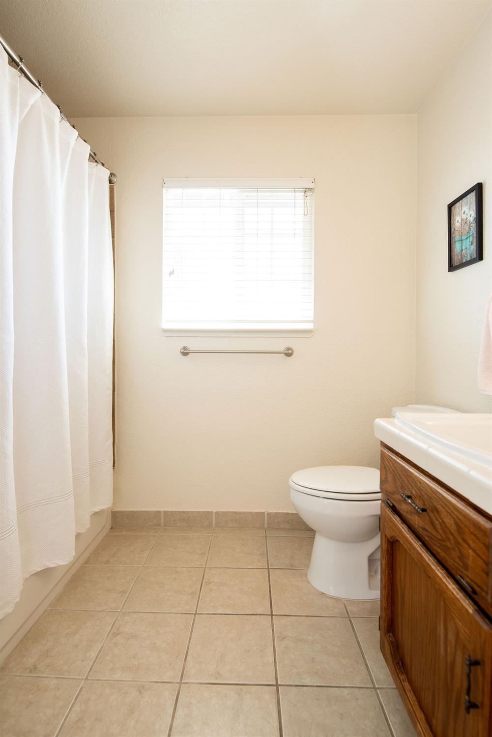512 Thompson Way, Escalon, CA 95320