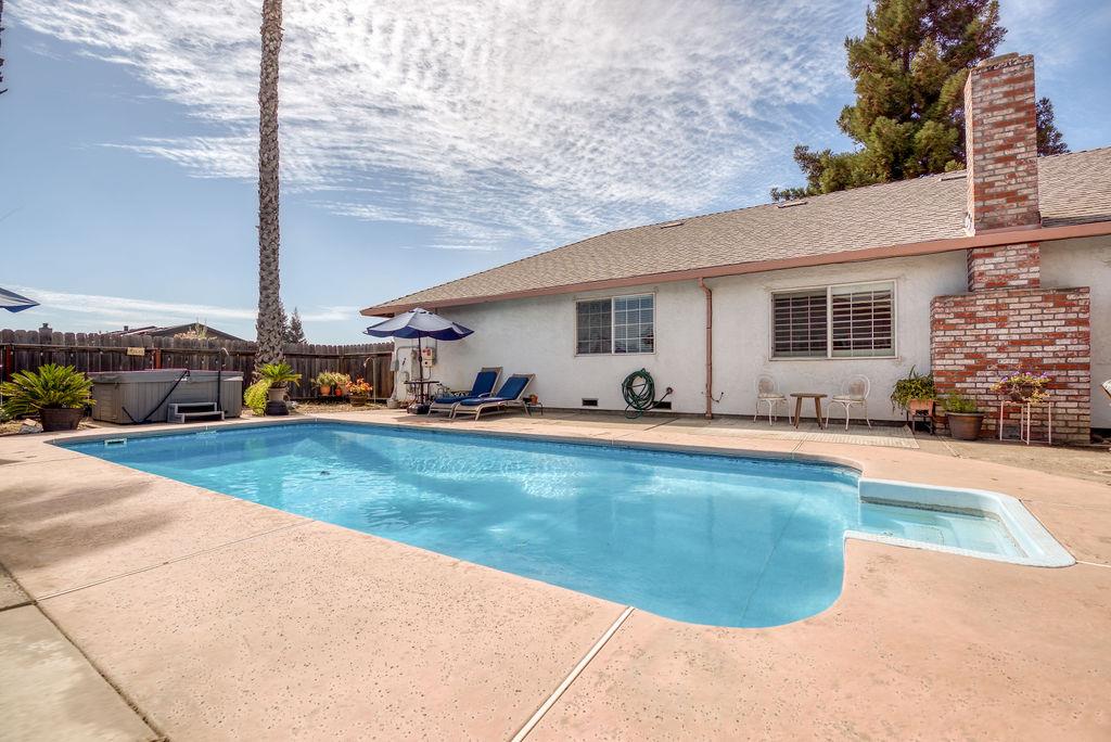 512 Thompson Way, Escalon, CA 95320