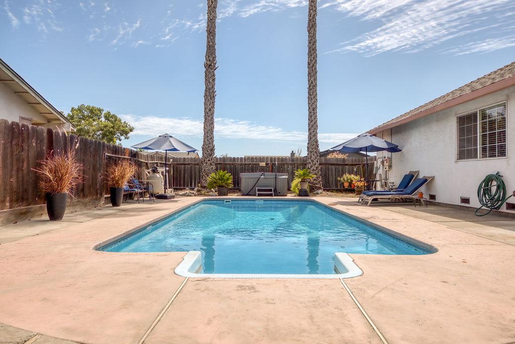 512 Thompson Way, Escalon, CA 95320