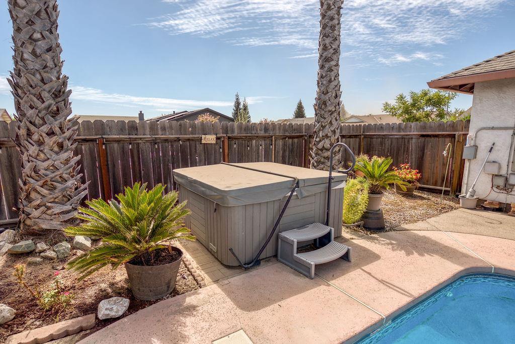 512 Thompson Way, Escalon, CA 95320