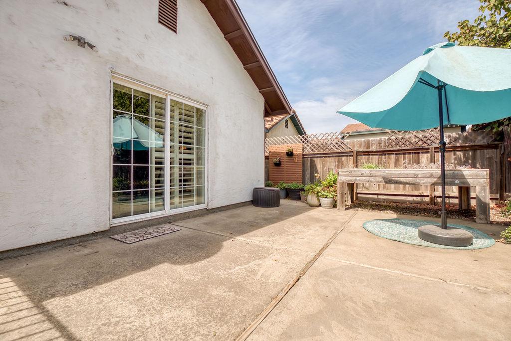 512 Thompson Way, Escalon, CA 95320