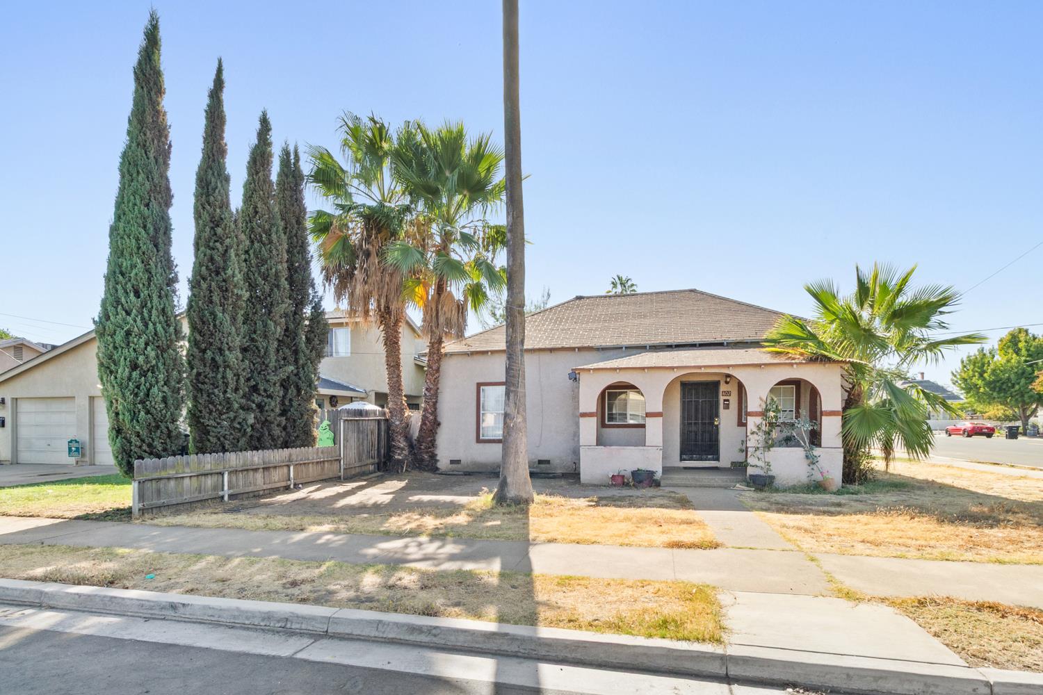402 S 3rd Ave, Oakdale, CA 95361