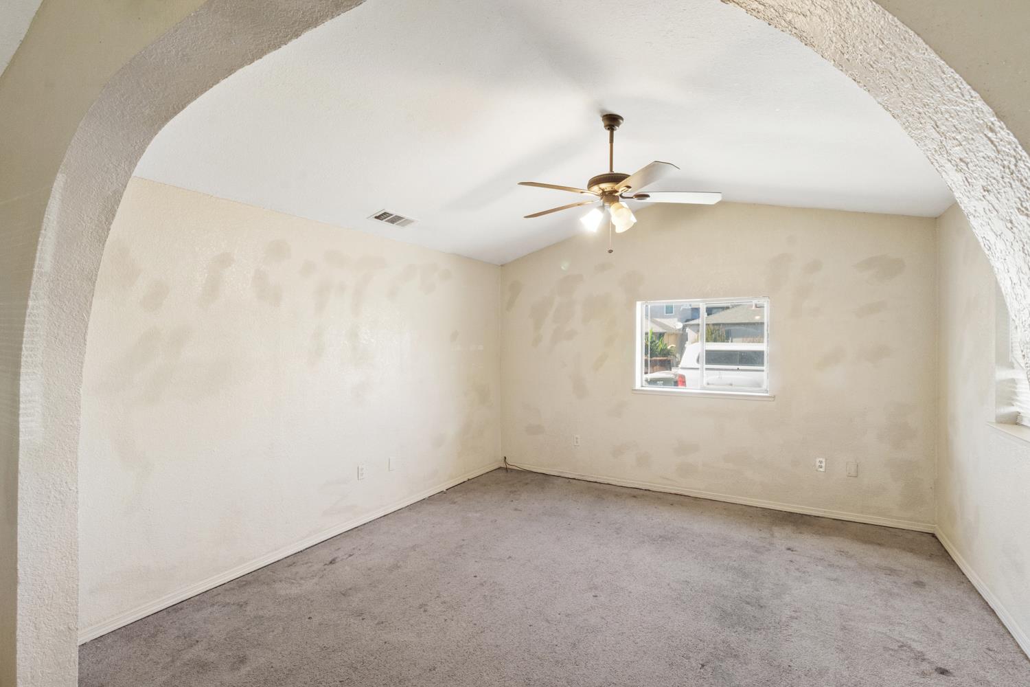 402 S 3rd Ave, Oakdale, CA 95361