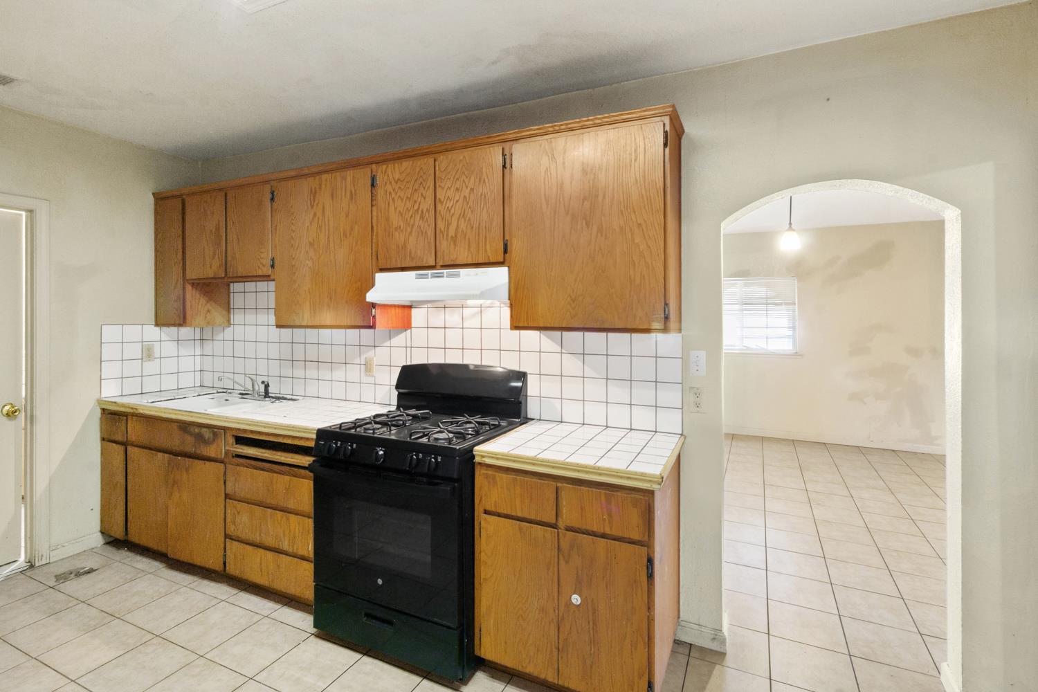 402 S 3rd Ave, Oakdale, CA 95361