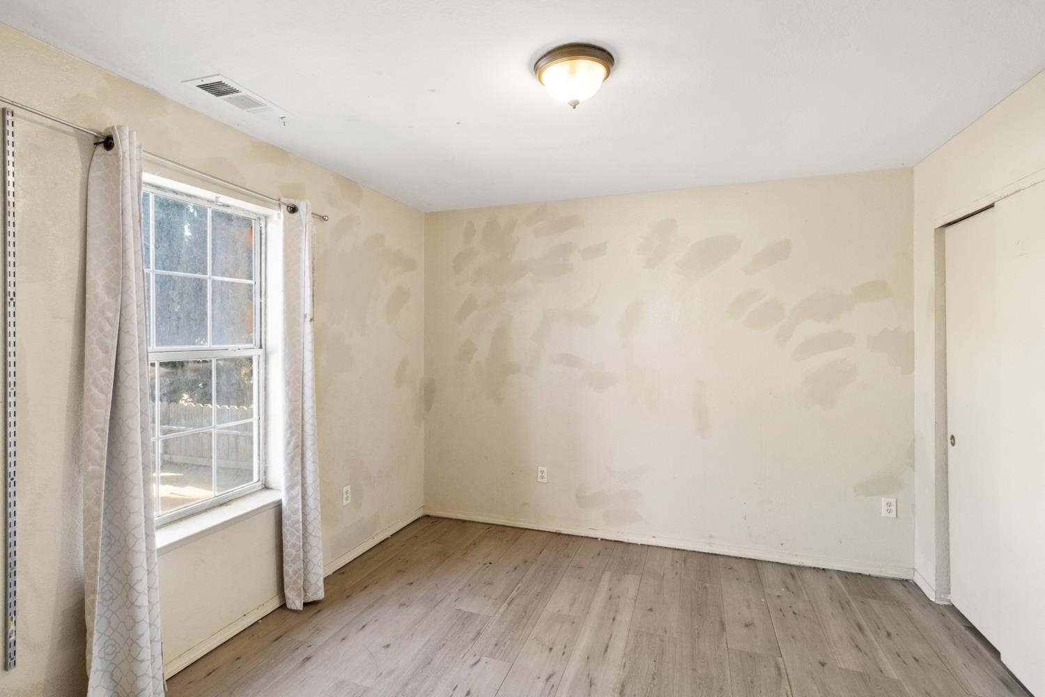 402 S 3rd Ave, Oakdale, CA 95361