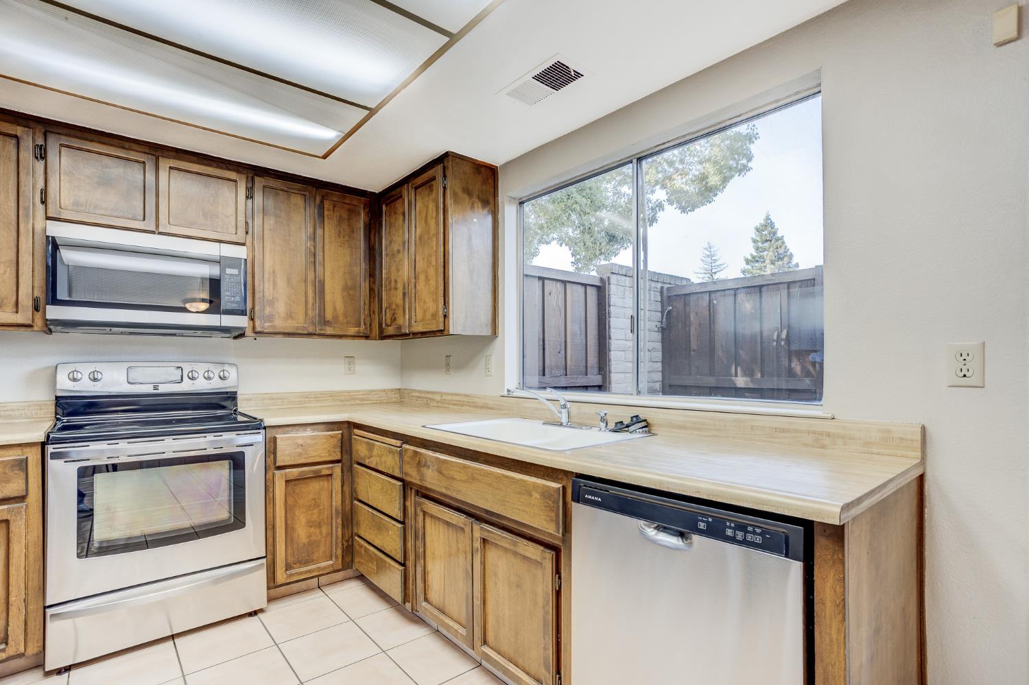 937 Claremont Ct, Modesto, CA 95356