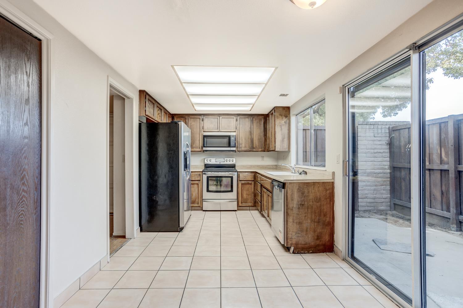 937 Claremont Ct, Modesto, CA 95356