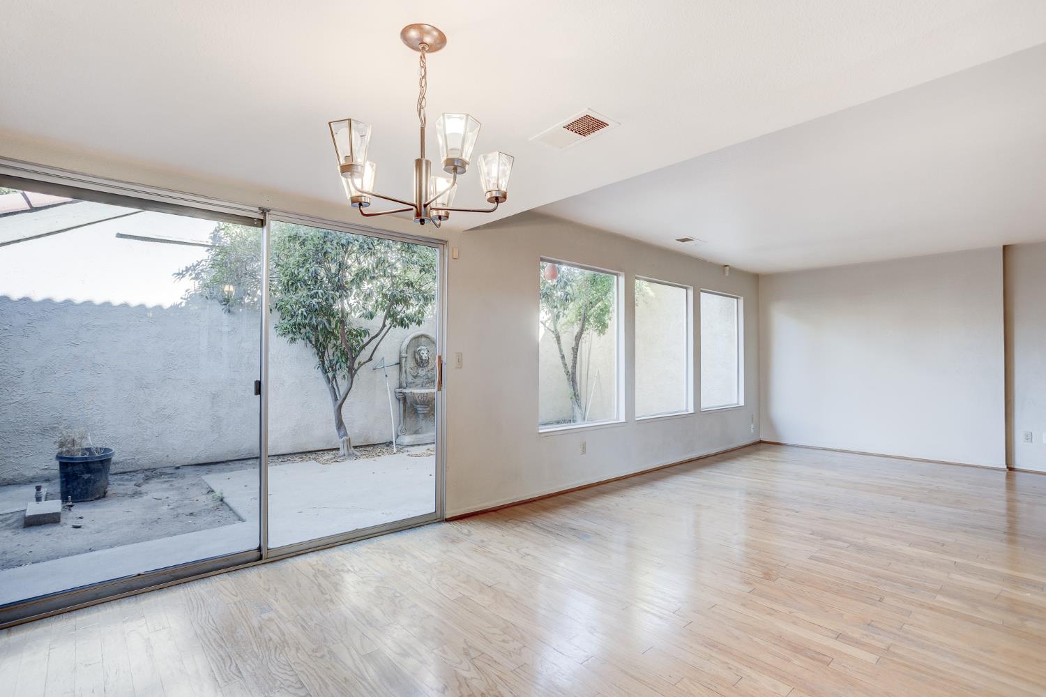 937 Claremont Ct, Modesto, CA 95356