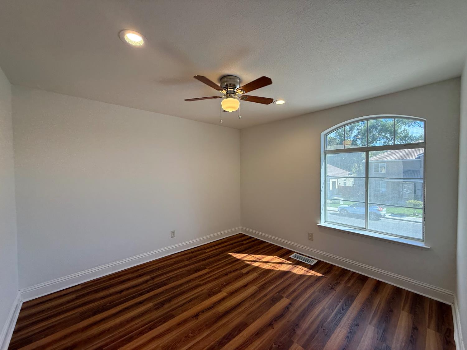 1068 Sandra St, Los Banos, CA 93635