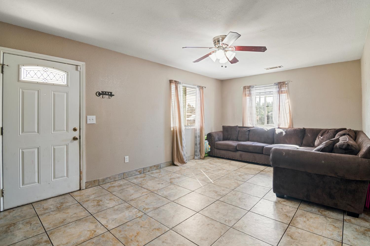 1329 1327 Irwin Ave, Escalon, CA 95320