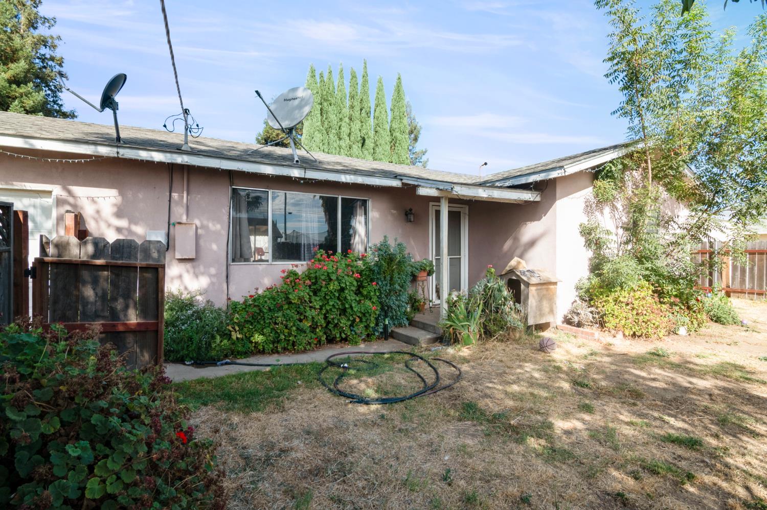 1329 1327 Irwin Ave, Escalon, CA 95320