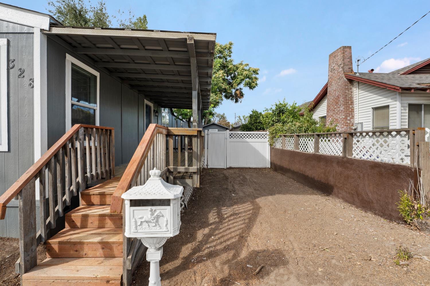 328 N 3rd Ave, Oakdale, CA 95361