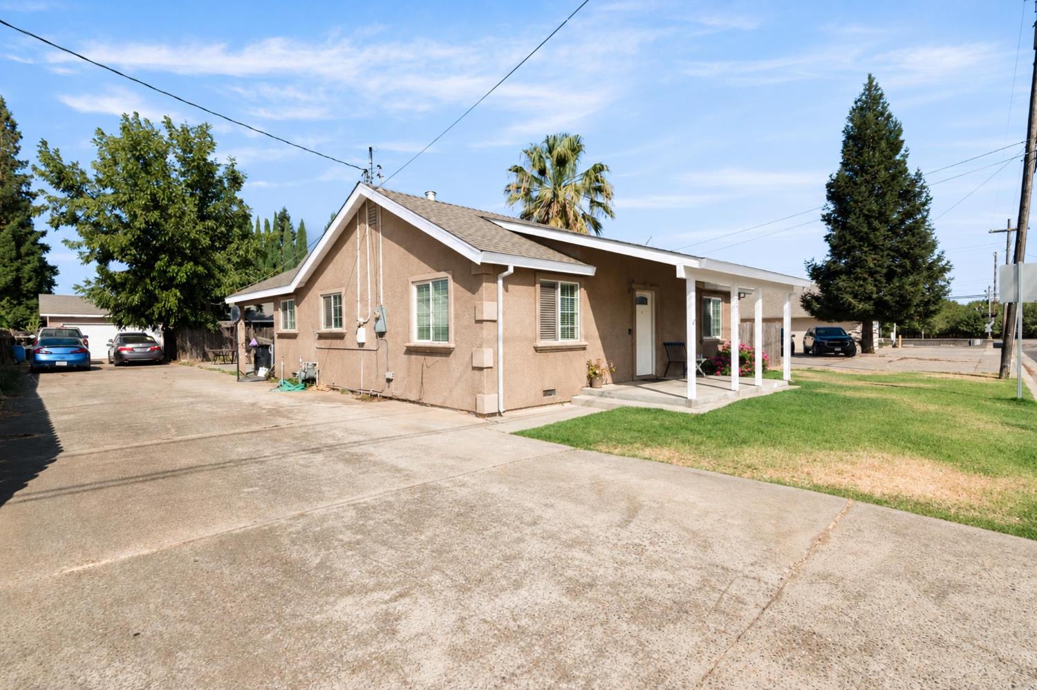 1329 1327 Irwin Ave, Escalon, CA 95320