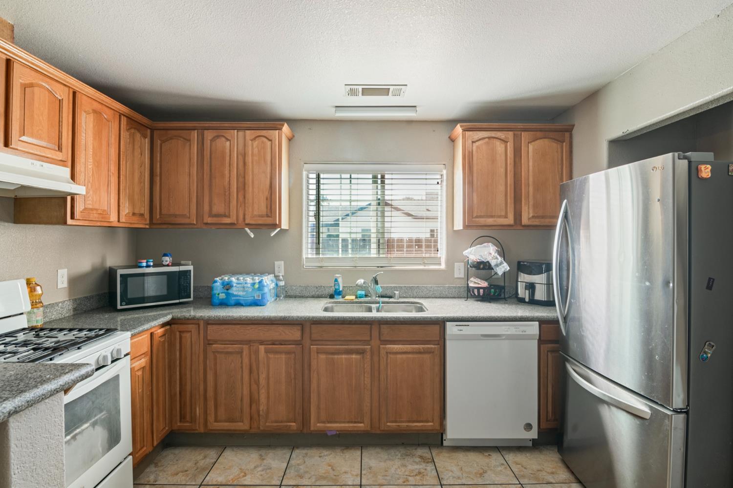 1329 1327 Irwin Ave, Escalon, CA 95320