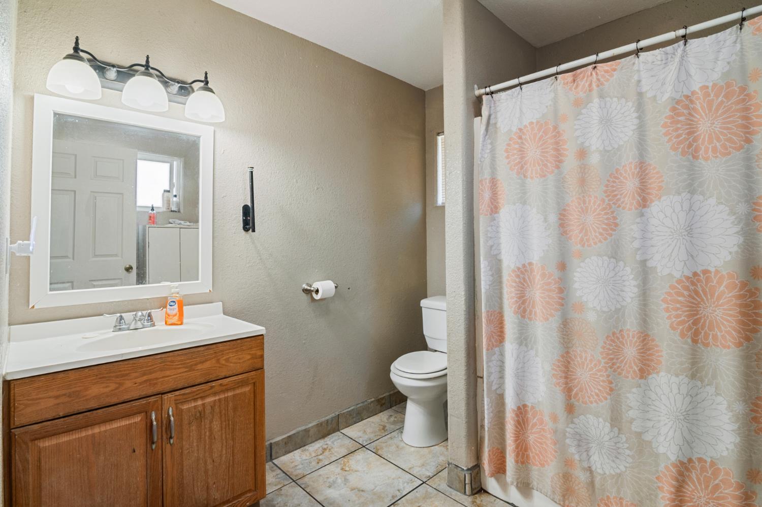 1329 1327 Irwin Ave, Escalon, CA 95320