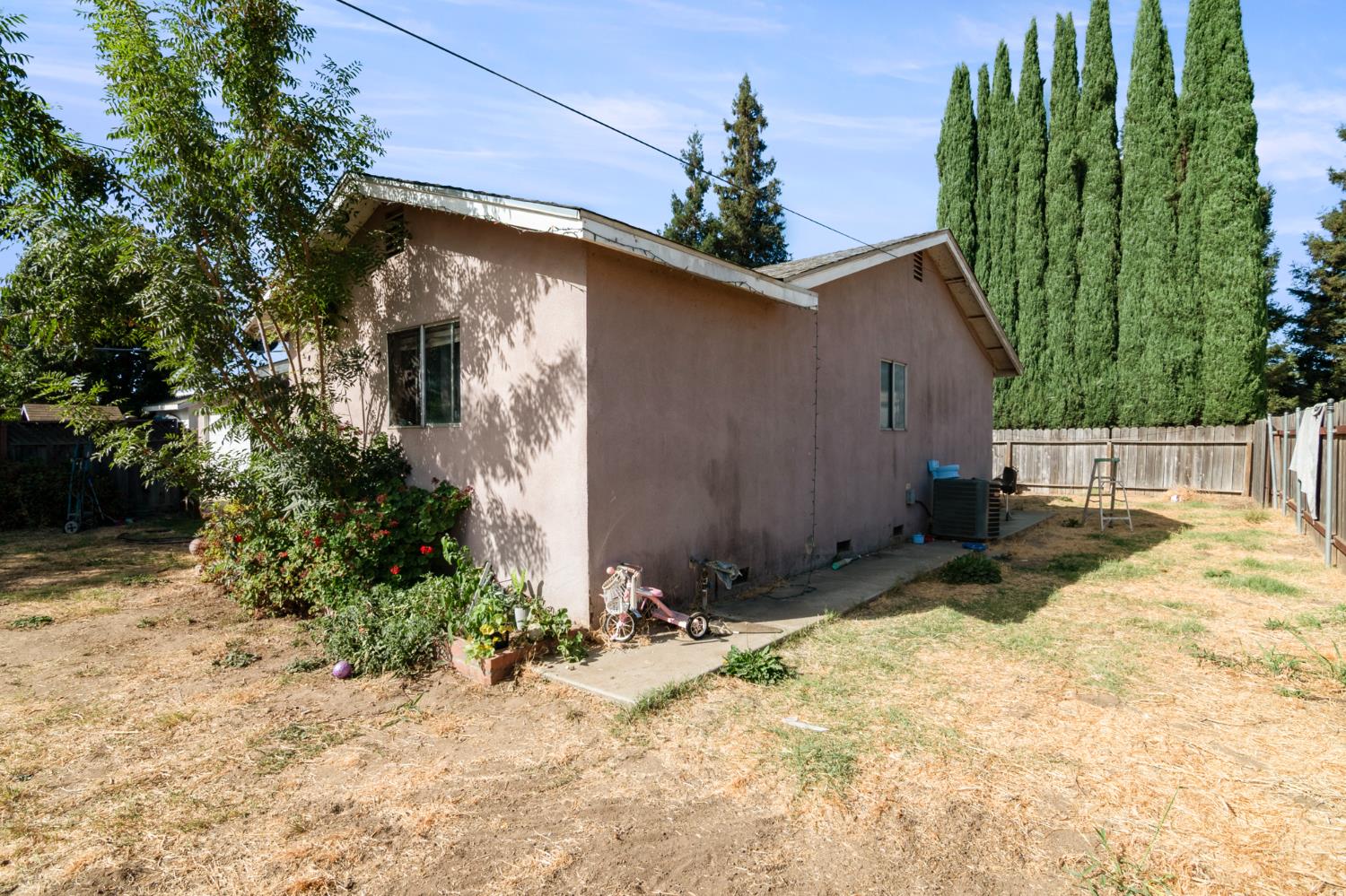 1329 1327 Irwin Ave, Escalon, CA 95320