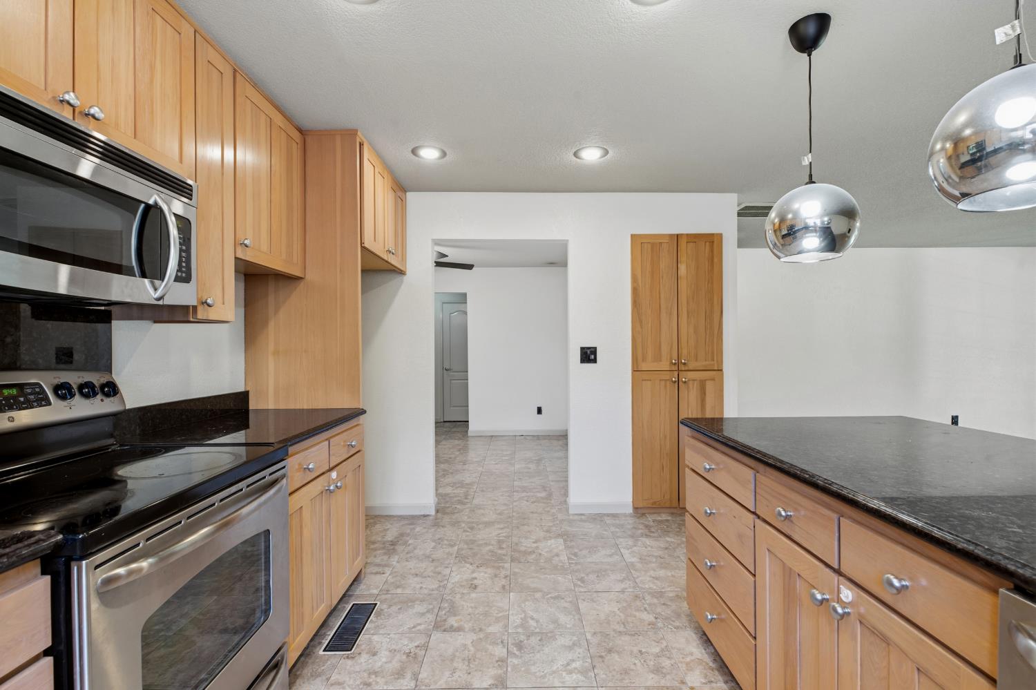 1730 Colombard Ct, Escalon, CA 95320
