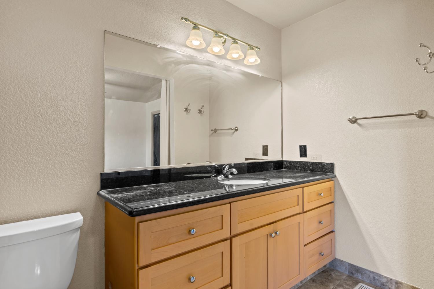 1730 Colombard Ct, Escalon, CA 95320