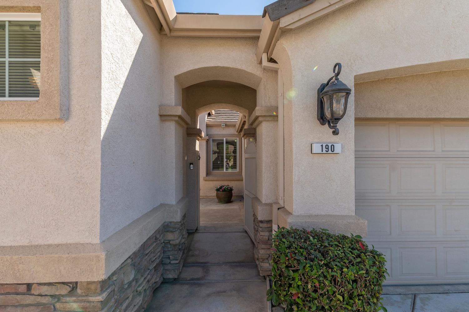 190 Kentucky Ct, Manteca, CA 95337
