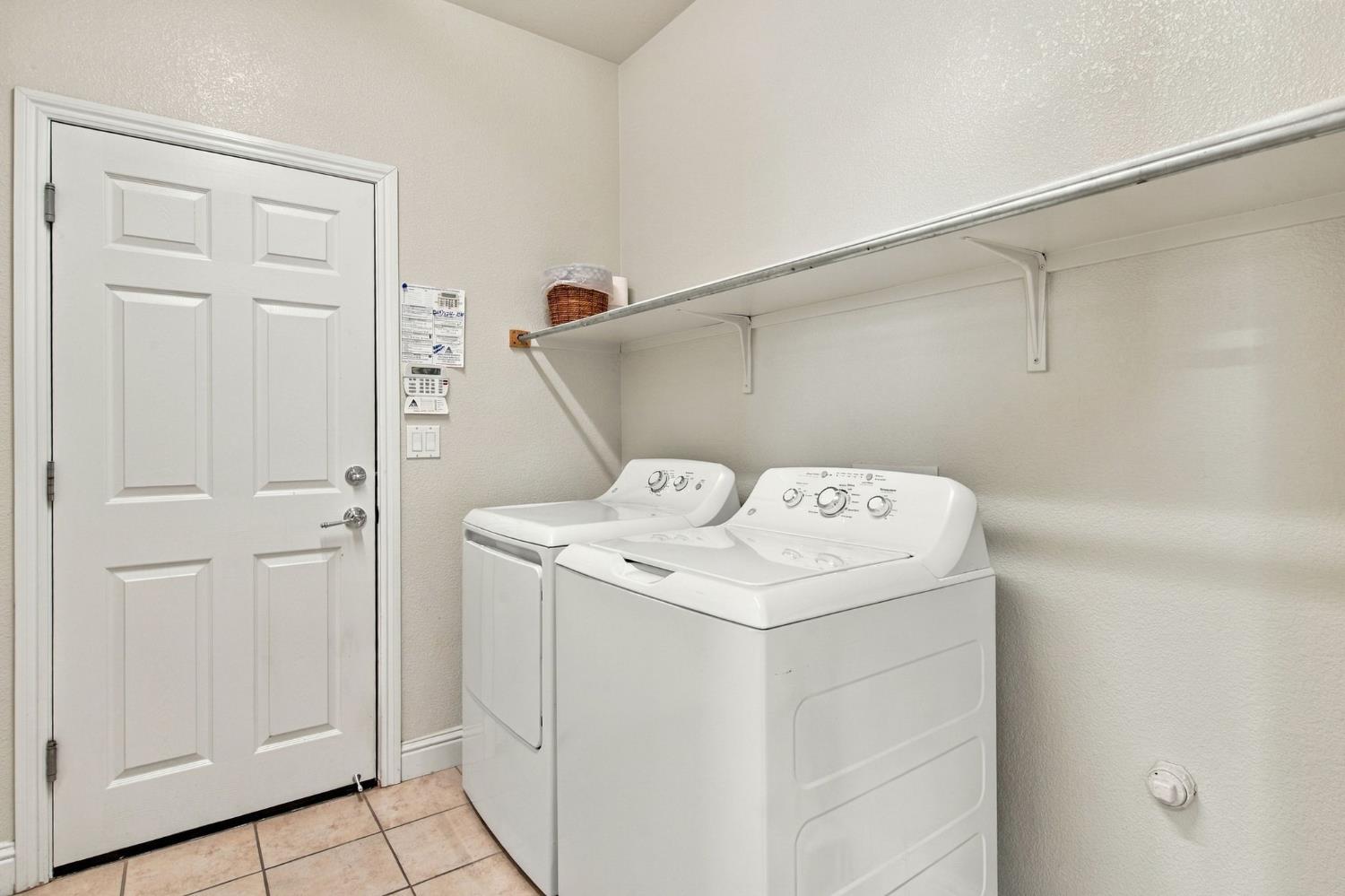 1587 Maple Valley St, Manteca, CA 95336