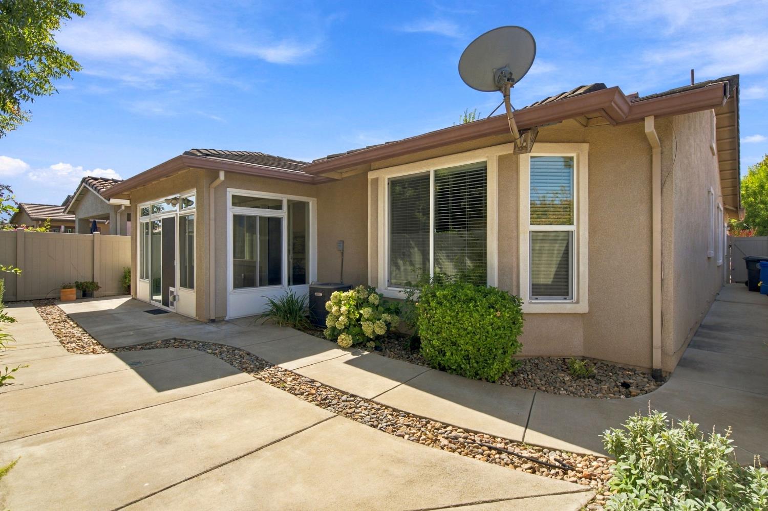 1587 Maple Valley St, Manteca, CA 95336