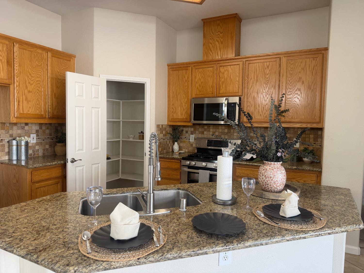 923 Shortland Cir, Manteca, CA 95337