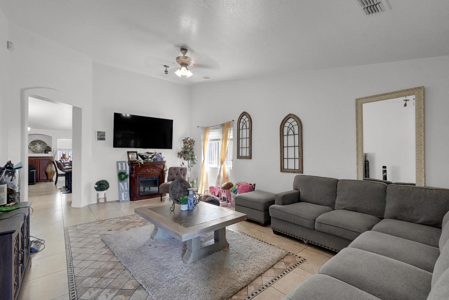 3770 Buenaventura Dr, Ceres, CA 95307