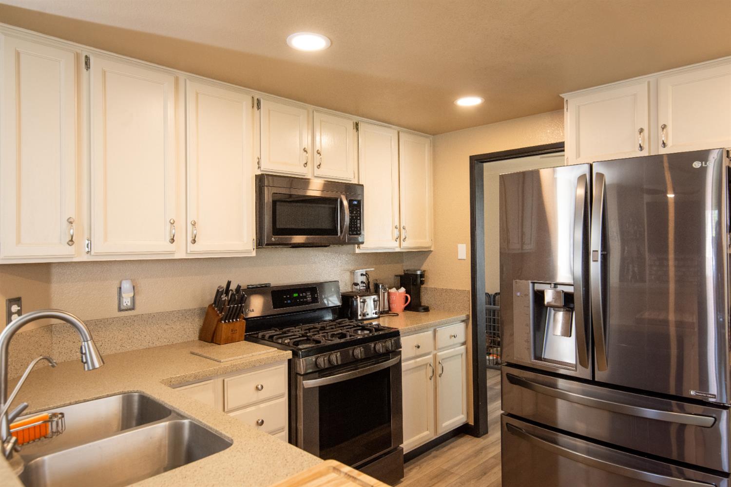 6025 Willow Creek Ct, Riverbank, CA 95367
