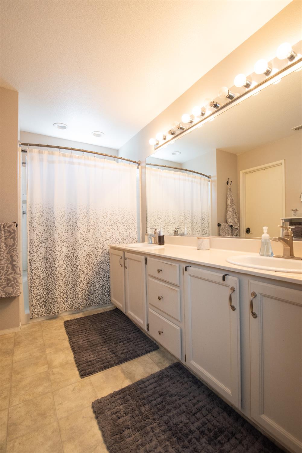 6025 Willow Creek Ct, Riverbank, CA 95367
