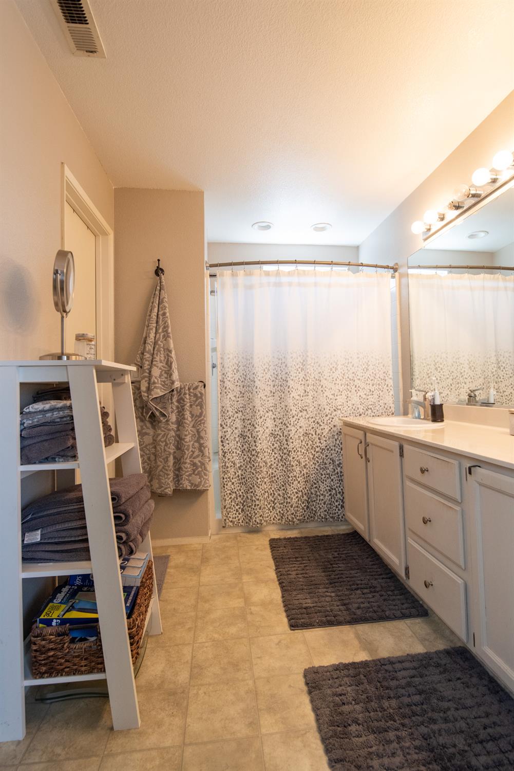 6025 Willow Creek Ct, Riverbank, CA 95367