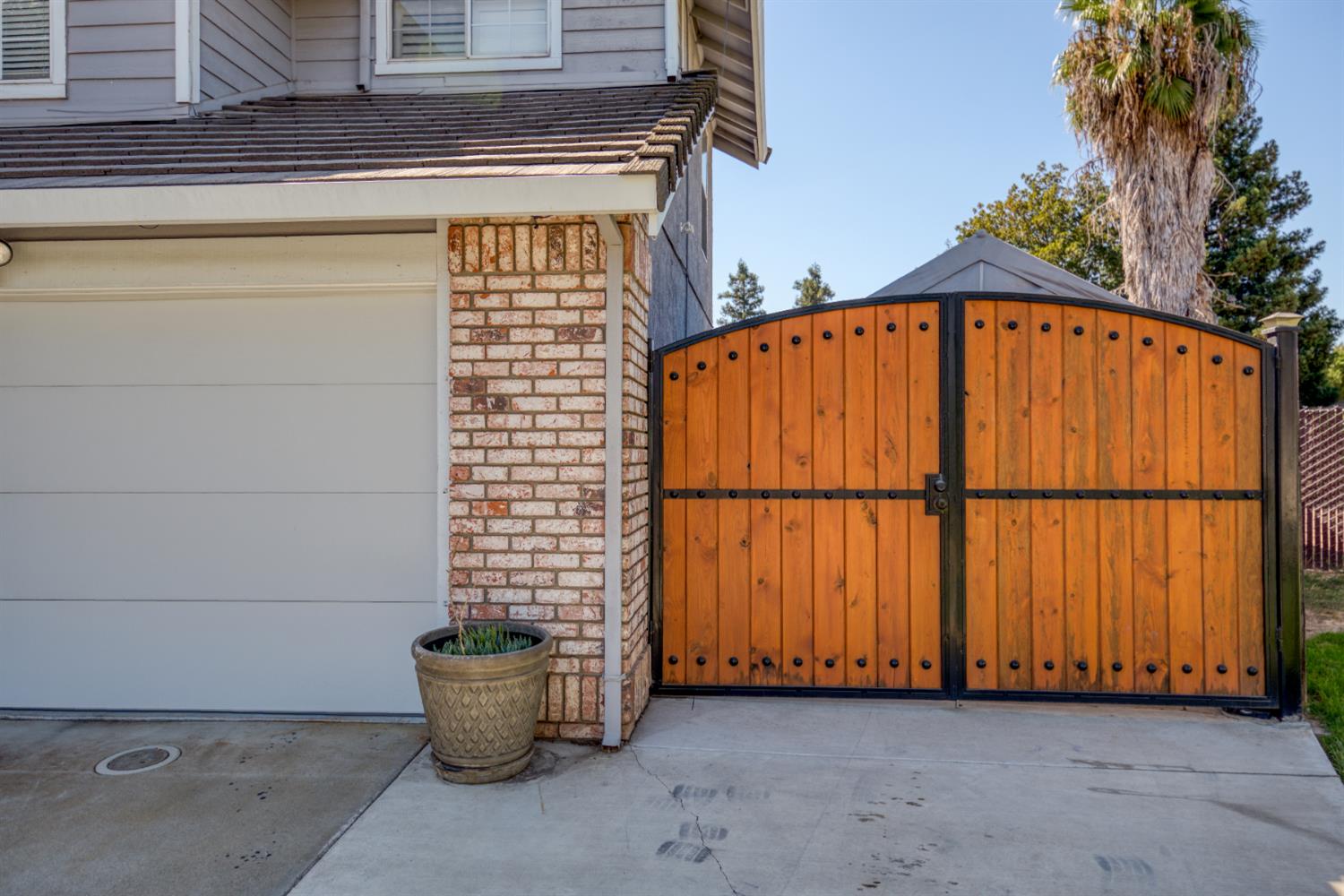 6025 Willow Creek Ct, Riverbank, CA 95367