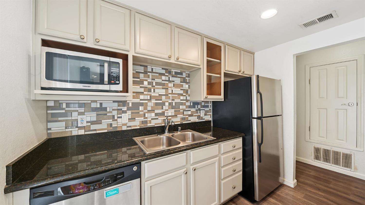 3933 Dale Rd #E, Modesto, CA 95356