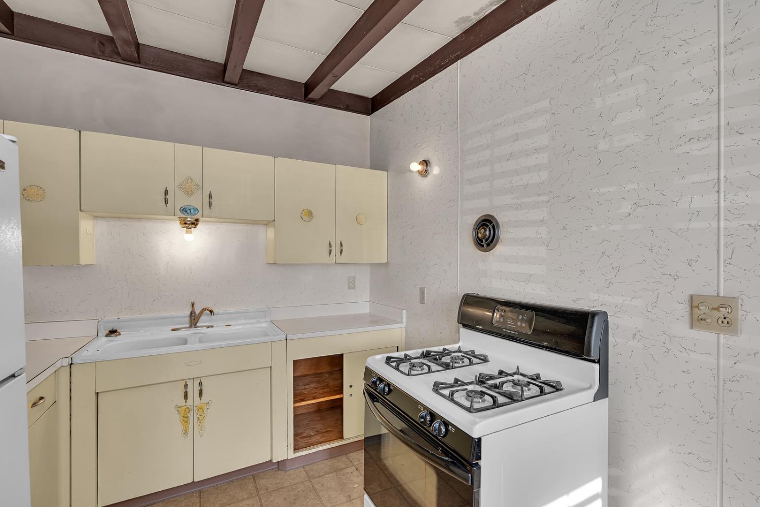 841 Pennsylvania Ave, Los Banos, CA 93635