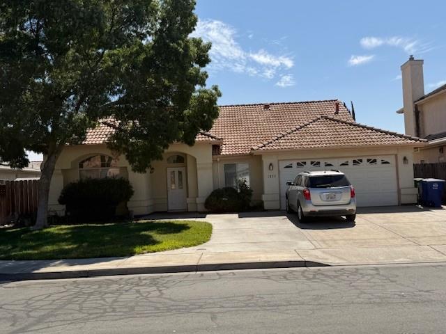 1877 Riverside Way, Los Banos, CA 93635