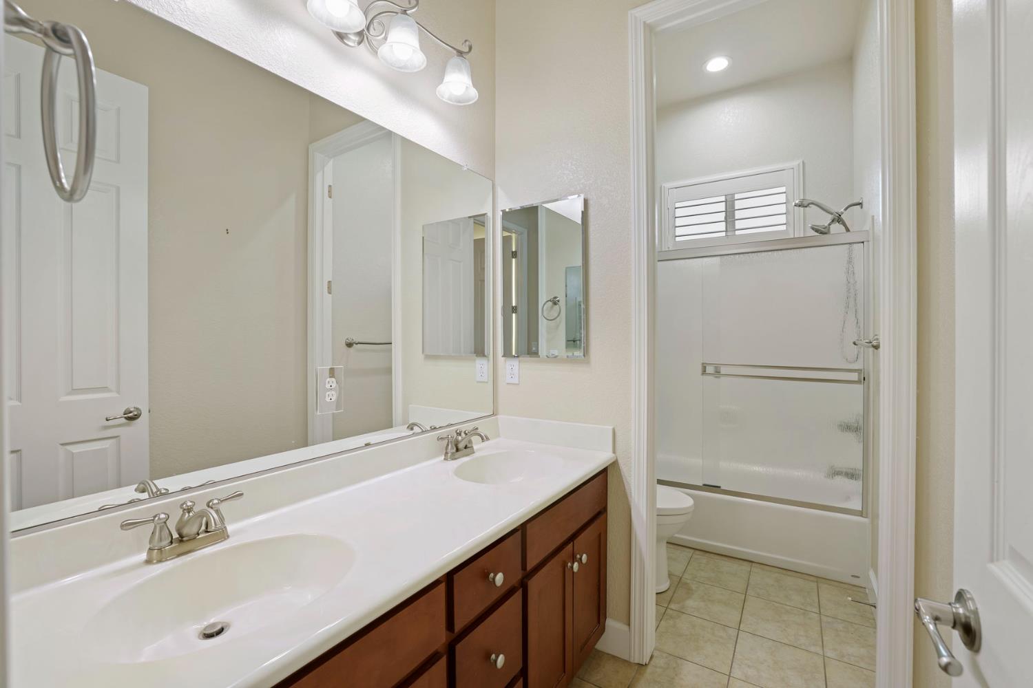 1007 Hickory Hollow St, Manteca, CA 95336