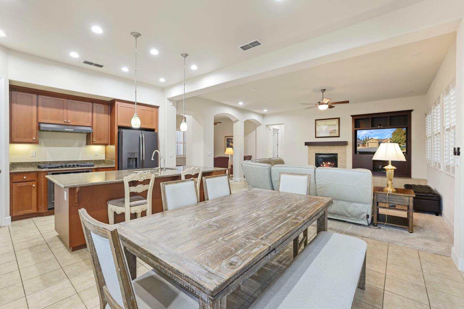 1007 Hickory Hollow St, Manteca, CA 95336