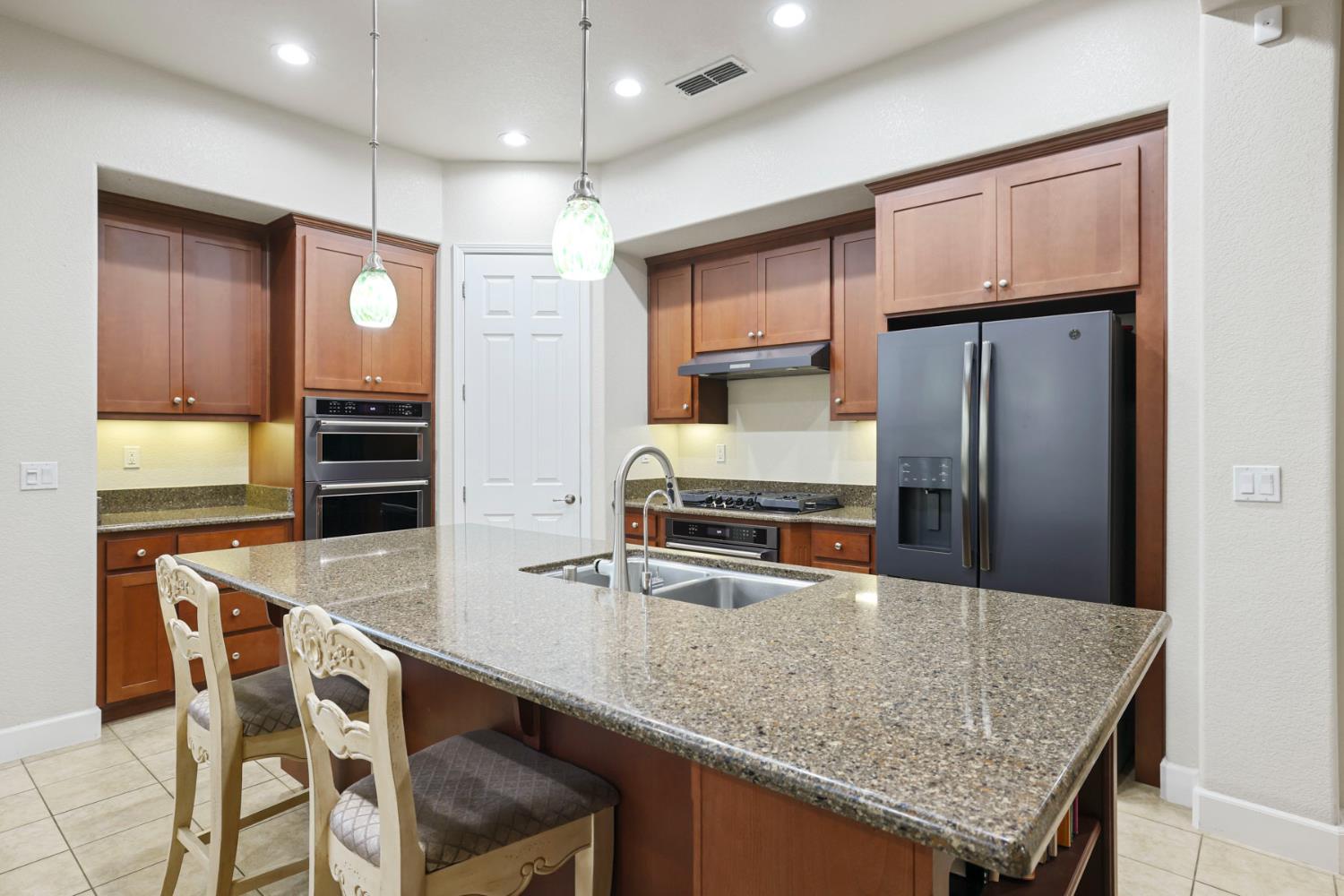 1007 Hickory Hollow St, Manteca, CA 95336