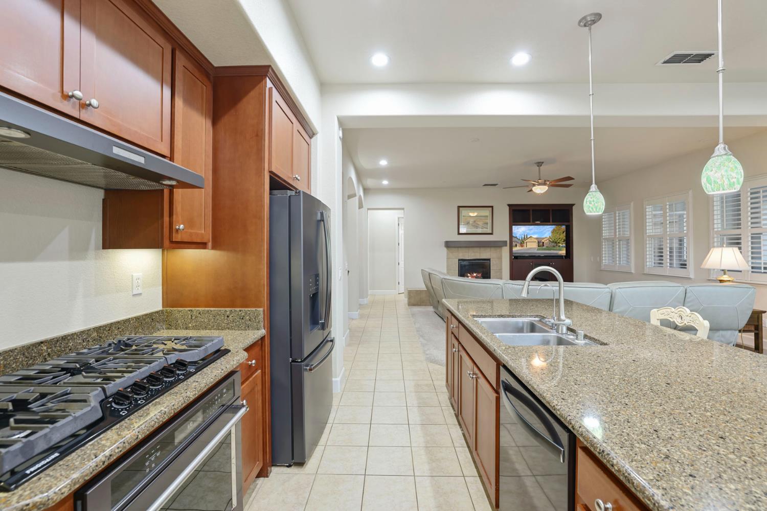 1007 Hickory Hollow St, Manteca, CA 95336