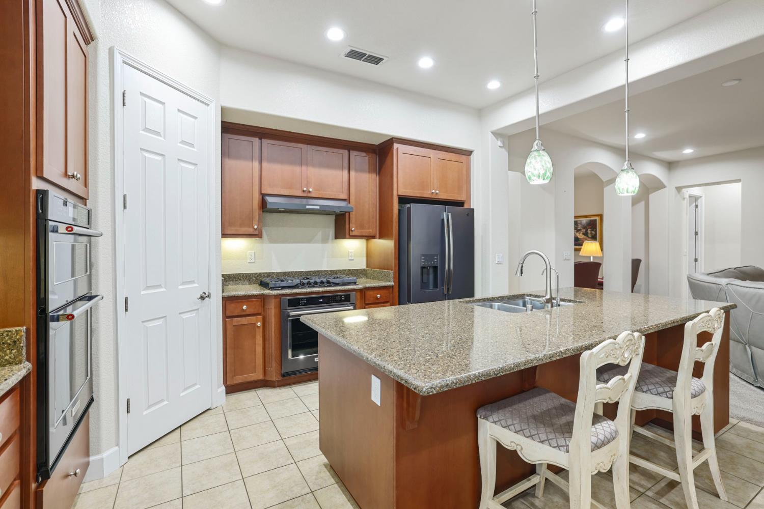 1007 Hickory Hollow St, Manteca, CA 95336