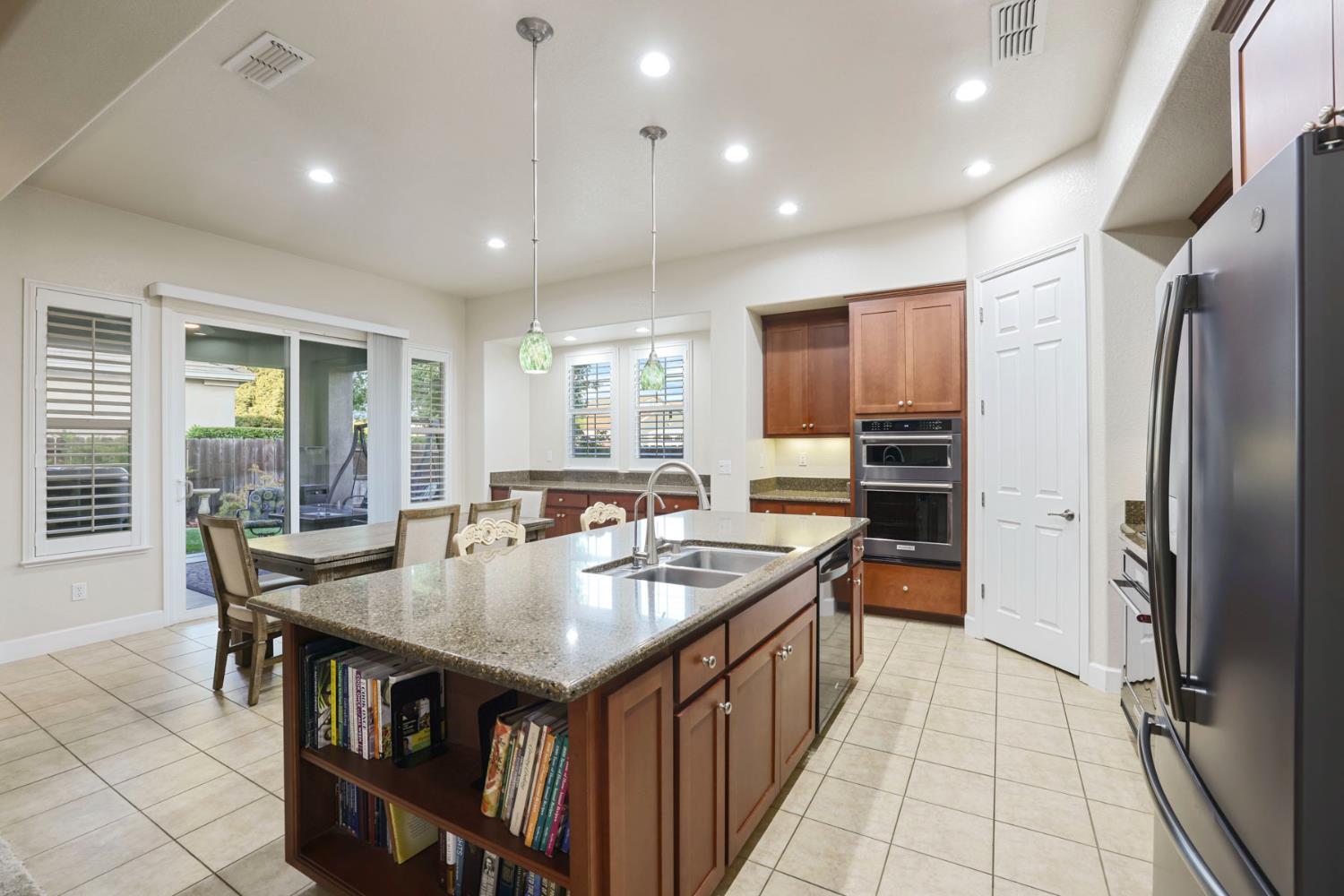 1007 Hickory Hollow St, Manteca, CA 95336